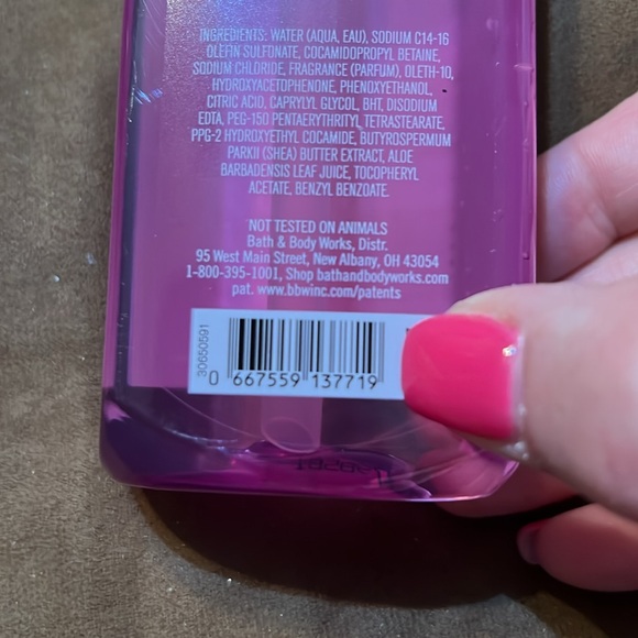 NWT Bath & Body Works Cleansing Gel Hand Soap-Black Cherry Merlot - Picture 3 of 3